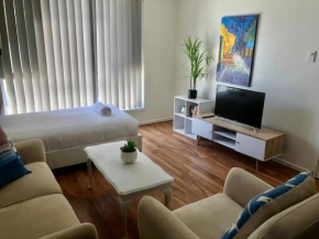 Bright 1 Bedroom Apartment 5km to Surfers Paradise